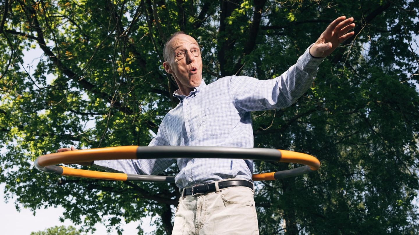 Sport: Der stern-Autor Kester Schlenz bekam ein besonderes Geschenk: einen Hula-Hoop-Reifen. Der stern-Autor Kester Schlenz bekam ein besonderes Geschenk: einen Hula-Hoop-Reifen.