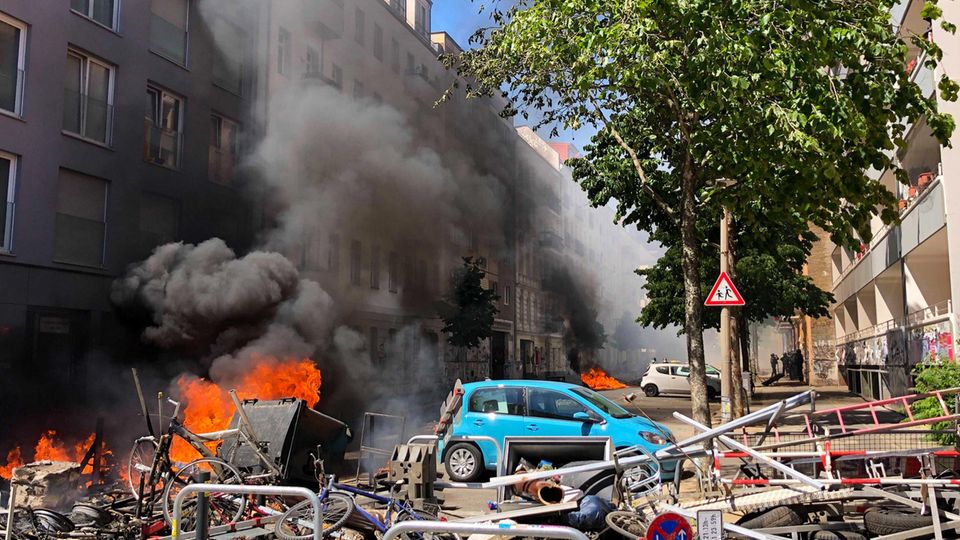 Eine Barrikade brennt in der Rigaer Straße in Berlin-Friedrichshain