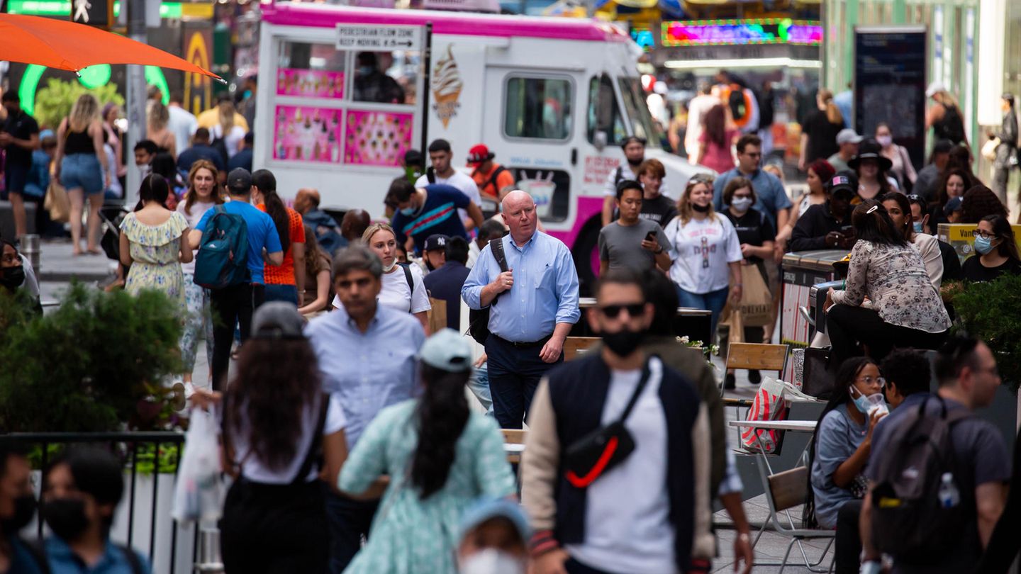 Corona-Variante Delta: Auch eine Gefahr für Deutschland? Coronavirus Delta USA: Menschen gehen über den New Yorker Times Square