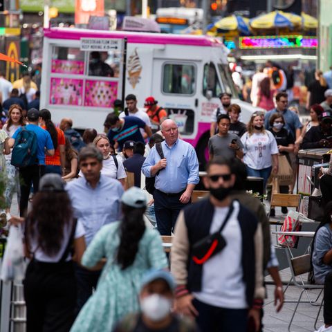 Coronavirus Delta USA: Menschen gehen über den New Yorker Times Square