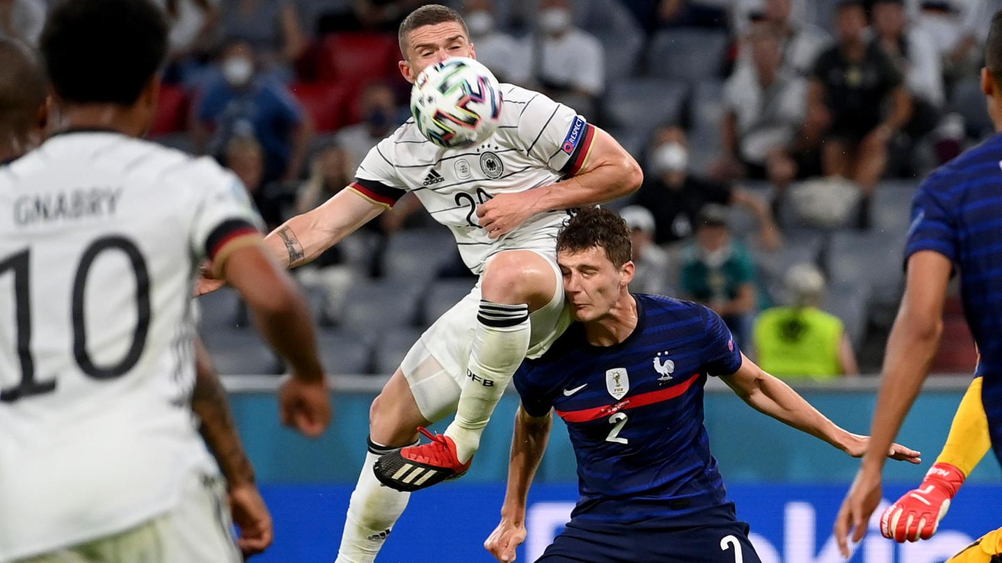 Robin Gosens steigt hoch und trifft Benjamin Pavard aus vollem Lauf mit dem Oberschenkel im Gesicht