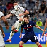 Robin Gosens steigt hoch und trifft Benjamin Pavard aus vollem Lauf mit dem Oberschenkel im Gesicht