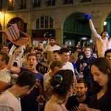 Viele französische Fans jubeln nach dem 1:0-Sieg gegen Deutschland