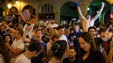 Viele französische Fans jubeln nach dem 1:0-Sieg gegen Deutschland