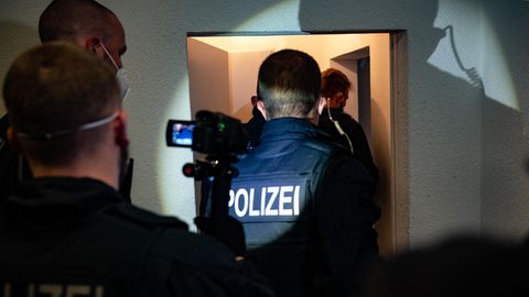 Die Hamburger Polizei bei einer Razzia gegen organisierte Schleuserkriminalität im Mai 2021