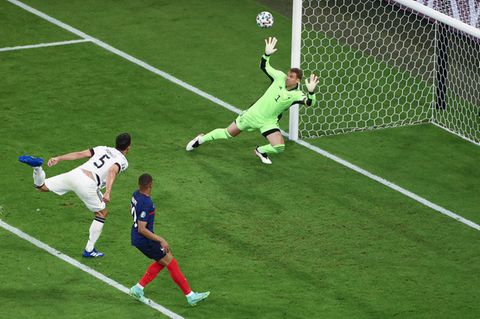 Deutschlands Mats Hummels (l.) trifft zum entscheidenden 0:1 gegen Frankreich ins eigene Tor