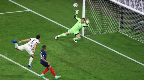 Deutschlands Mats Hummels (l.) trifft zum entscheidenden 0:1 gegen Frankreich ins eigene Tor