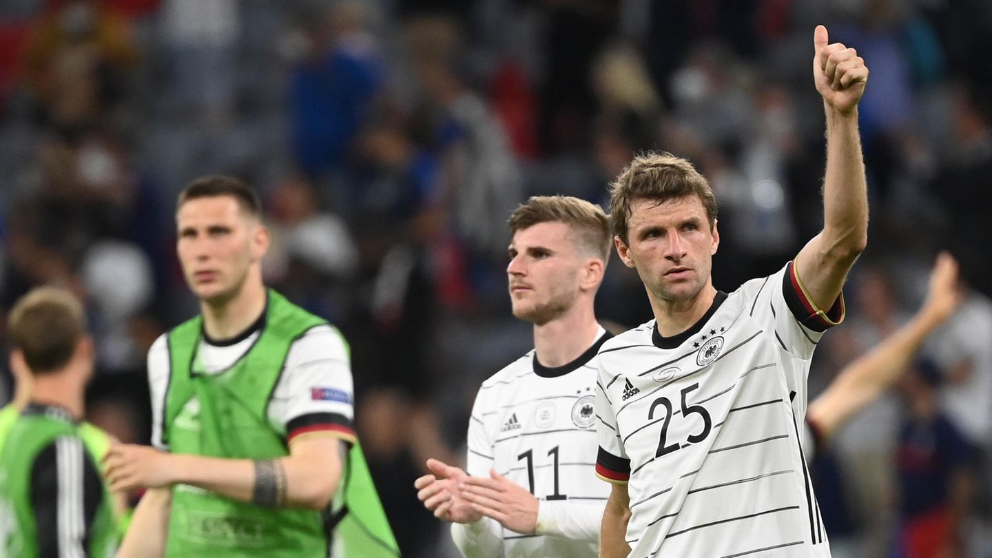 Daumen hoch: Thomas Müller grüßt die deutschen Anhänger in der Allianz Arena nach dem Spiel gegen Frankreich