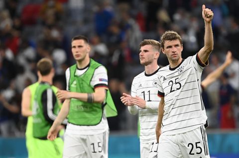 Daumen hoch: Thomas Müller grüßt die deutschen Anhänger in der Allianz Arena nach dem Spiel gegen Frankreich