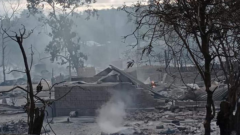 Das Foto zeigt die Überreste von Häusern in dem Dorf Kin Ma (Myanmar)