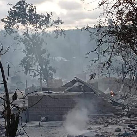 Das Foto zeigt die Überreste von Häusern in dem Dorf Kin Ma (Myanmar)