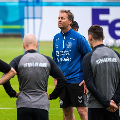 EM 2021: Dänemarks Coach Kasper Hjulmand mit drei Spielern beim Training