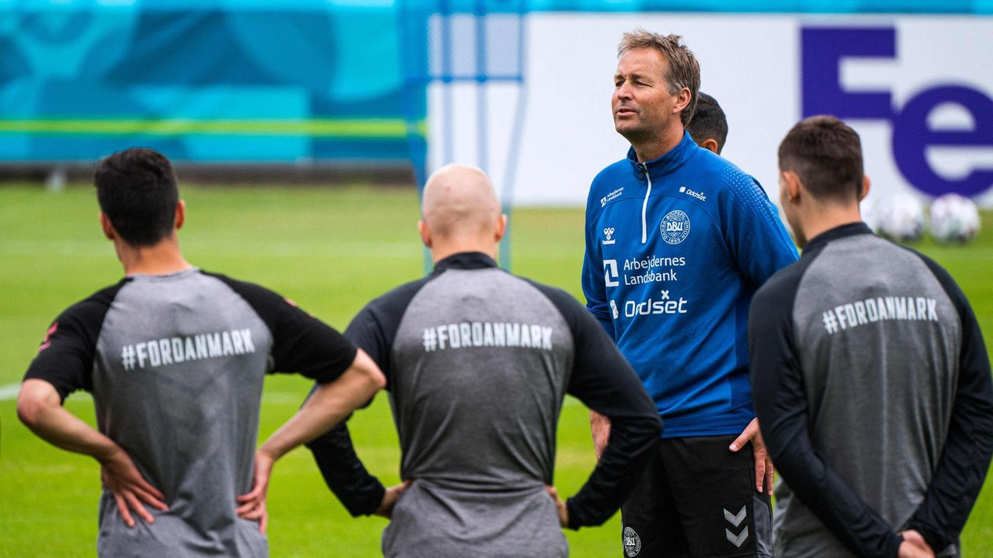 EM 2021: Dänemarks Coach Kasper Hjulmand mit drei Spielern beim Training