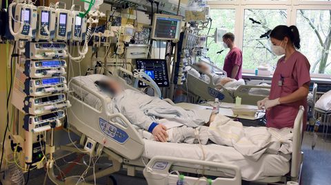In einem Krankenhaus in Halle (Saale) arbeiten Pfleger auf der Intensivstation mit Covid-19 Bereich am Bett eines Patienten von Patienten. 