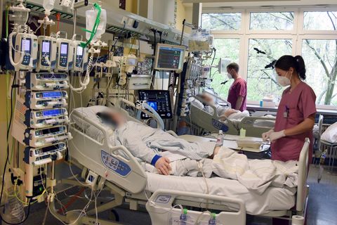 In einem Krankenhaus in Halle (Saale) arbeiten Pfleger auf der Intensivstation mit Covid-19 Bereich am Bett eines Patienten von Patienten. 