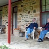 "Vor 20 Jahren hatten wir die Midlife Crisis", sagt Dave von Skillogalee Wines. Ihr Ausweg: Der ehemalige Buchhalter und die Lehrerin sattelten um und erwarben das Weingut im Clare Valley 130 Kilometer nördlich von Adelaide