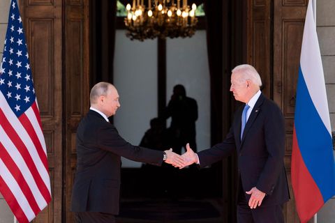 Russlands Präsident Wladimir Putin (l.) und US-Präsident Joe Biden begrüßen sich bei einem Gipfeltreffen in Genf