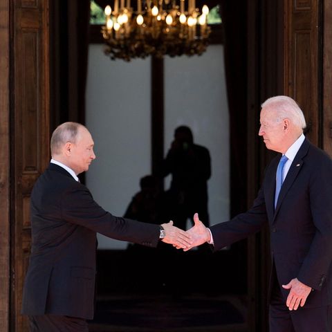 Russlands Präsident Wladimir Putin (l.) und US-Präsident Joe Biden begrüßen sich bei einem Gipfeltreffen in Genf