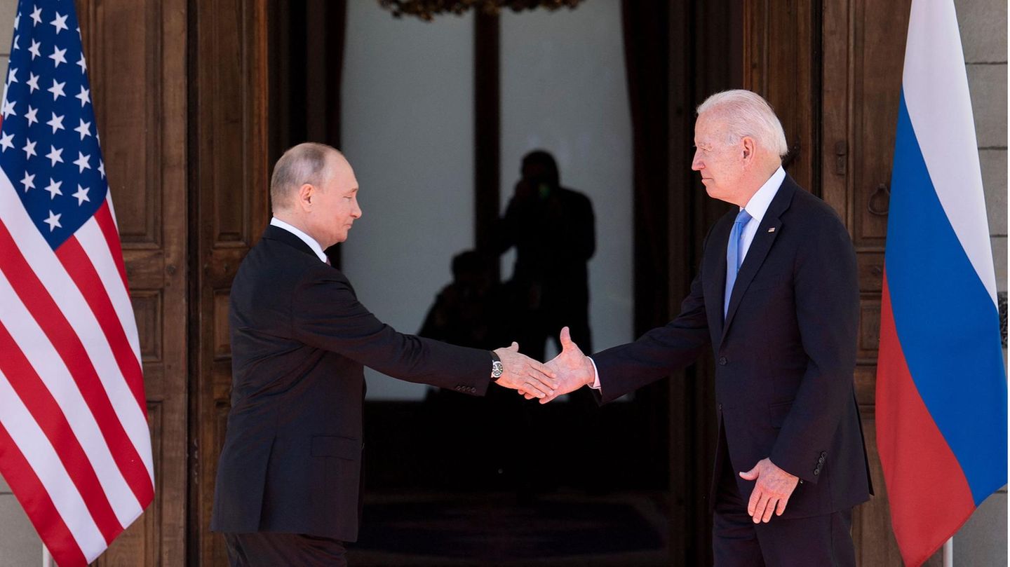 Russlands Präsident Wladimir Putin (l.) und US-Präsident Joe Biden begrüßen sich bei einem Gipfeltreffen in Genf