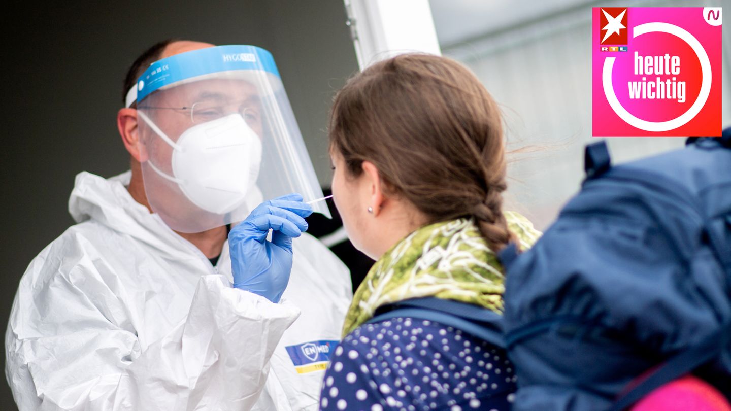 Ein Mitarbeiter eines Testcenters in Niedersachsen nimmt einen Abstrich von einer jungen Frau
