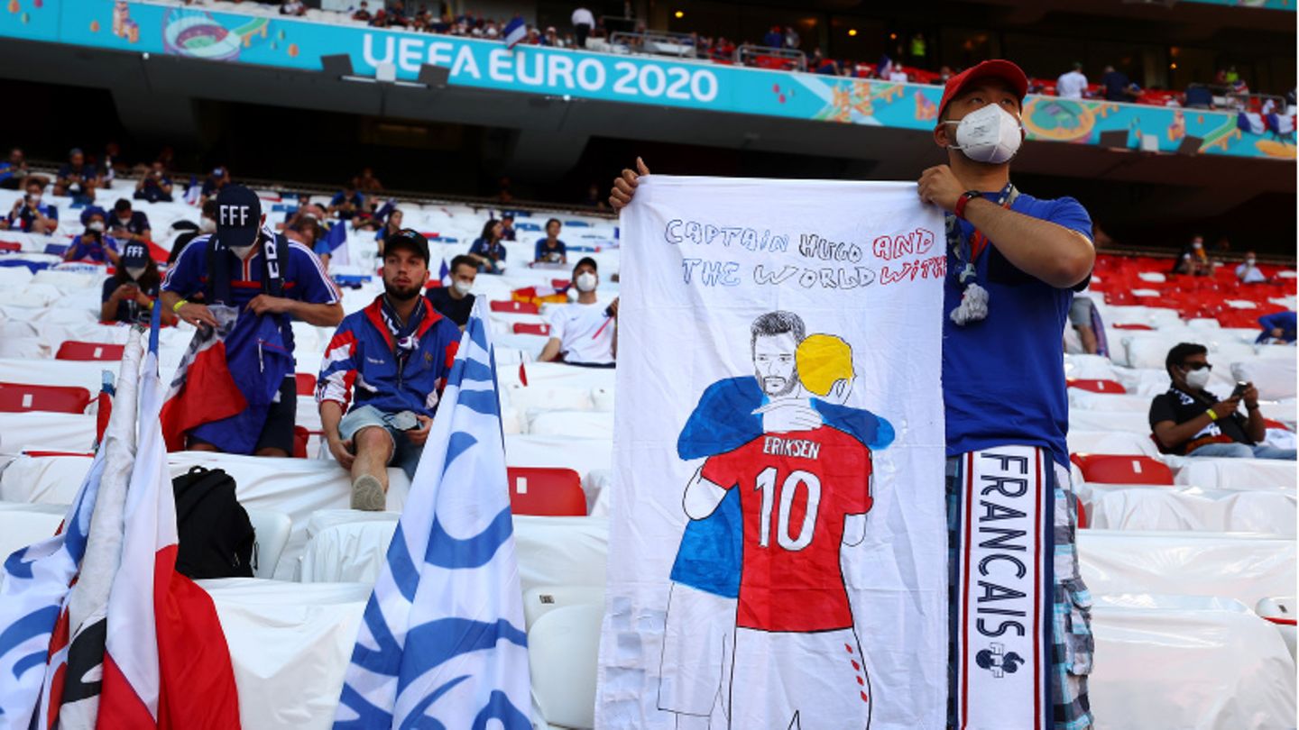 Ein französischer Fan zeigt eine Unterstützungsbotschaft für Christian Eriksen aus Dänemark