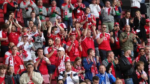 Fans von Dänemark applaudieren für den dänischen Nationalspieler Eriksen