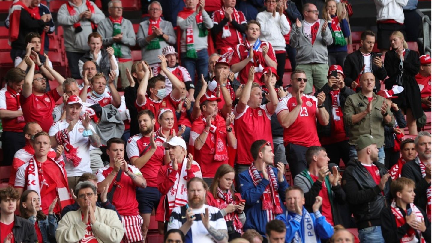 Fans von Dänemark applaudieren für den dänischen Nationalspieler Eriksen