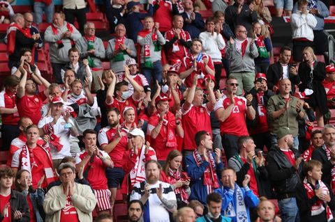 Fans von Dänemark applaudieren für den dänischen Nationalspieler Eriksen