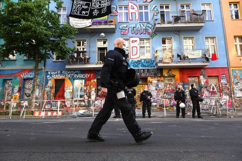 Polizisten vor dem besetzten Haus Rigaer 94