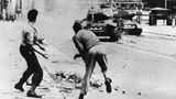 17. Juni 1953: Der Volksaufstand in der DDR  Rund eine Million Menschen waren in der DDR vor 68 Jahren in rund 700 Orten gegen die politisch und wirtschaftlich angespannte Lage auf die Straße gegangen. Aus spontanen Streiks entwickelte sich ein Aufstand mit Rufen nach Freiheit und Einheit.  Panzer der Sowjetarmee schlugen den Protest blutig nieder. Rund 10.000 Demonstranten wurden laut Bundesstiftung Aufarbeitung festgenommen, mehr als 1500 von ihnen zu Haftstrafen und einige sogar zum Tode verurteilt. Laut Stasi-Unterlagen-Behörde traf der Aufstand die SED-Führung sowie die Staatssicherheit überraschend. Sie sprachen von einem "faschistischen Putsch" – gesteuert vom Westen.  Schon am 4. August 1952 beschließt die Bundesrepublik, den 17. Juni als "Tag der deutschen Einheit" zu feiern – bis dieser Feiertag mit der Wiedervereinigung Deutschlands auf den 3. Oktober gelegt wird. Der 17. Juni ist bis heute ein Gedenktag.
