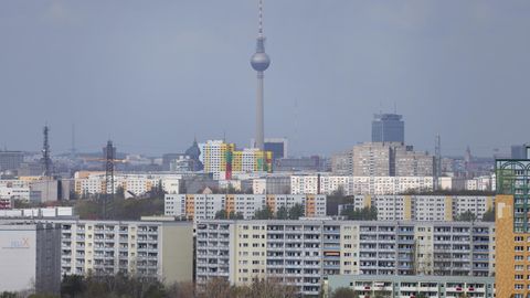Hochhäuser in Berlin-Marzahn mit dem Fernsehturm am Alexanderplatz