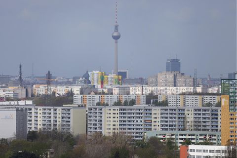 Hochhäuser in Berlin-Marzahn mit dem Fernsehturm am Alexanderplatz