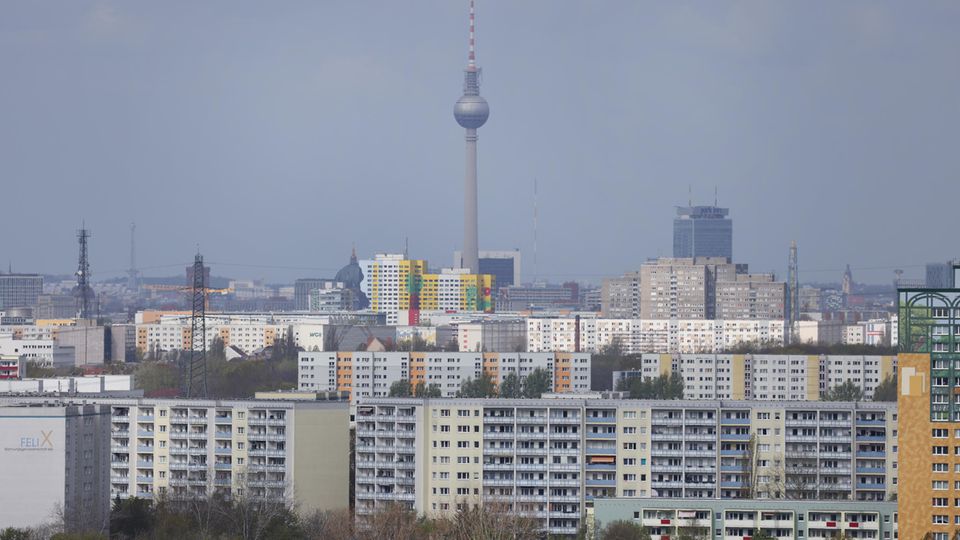 Hochhäuser in Berlin-Marzahn mit dem Fernsehturm am Alexanderplatz