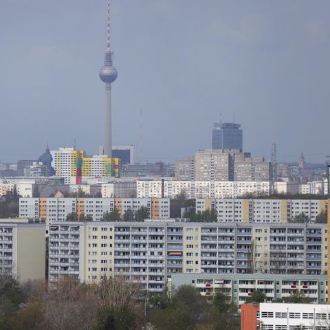 Hochhäuser in Berlin-Marzahn mit dem Fernsehturm am Alexanderplatz