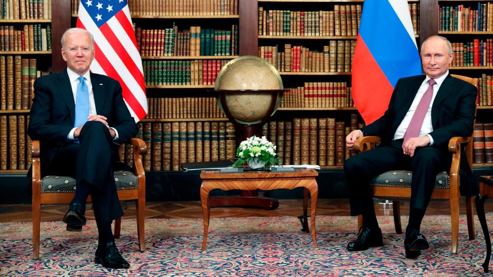 US-Präsident Joe Biden (l.) und Russlands Präsident Wladimir Putin bei ihrem Treffen in der "Villa la Grange" in Genf (Schweiz)