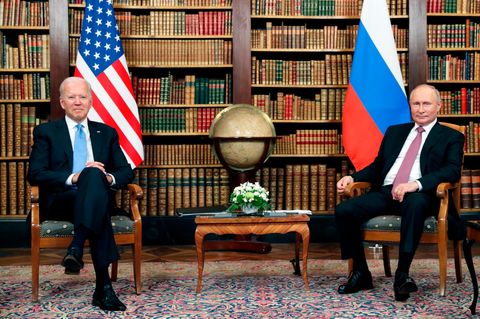 US-Präsident Joe Biden (l.) und Russlands Präsident Wladimir Putin bei ihrem Treffen in der "Villa la Grange" in Genf (Schweiz)