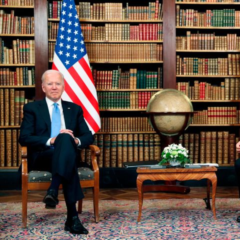 US-Präsident Joe Biden (l.) und Russlands Präsident Wladimir Putin bei ihrem Treffen in der "Villa la Grange" in Genf (Schweiz)