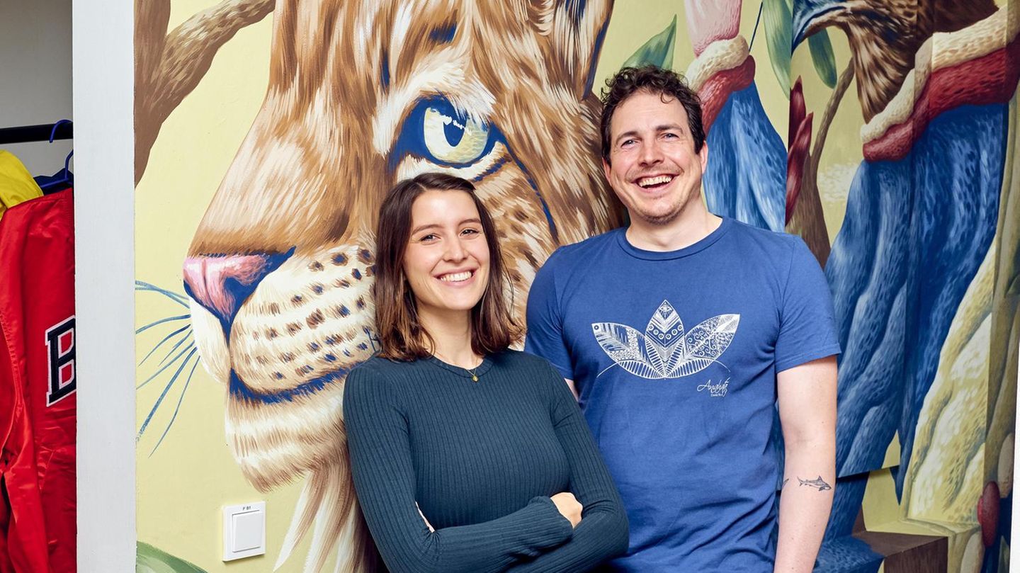 Hannah Emde, 29, und Jannes Vahl, 40  Auf einer Veranstaltung für Geflüchtete haben sich die beiden kennengelernt, seitdem arbeiten sie zusammen an Projekten. Ihr Ziel: die Dinge besser machen, als sie sind. Emdes Passion gilt dabei vor allem bedrohten Arten, die Tiermedizinerin verbringt einen Großteil des Jahres mit Forschungsarbeit weit weg von Deutschland. Vahl kümmert sich von Hamburg aus um die Finanzierung des gemeinsam gegründeten Vereins und engagiert sich zudem mit einem weiteren Verein in seiner Stadt. Sein Rezept gegen Missstände: Party, Musik, gute Laune. "Damit finanzieren wir alles Mögliche, sei es ein Mittagstisch für Kinder, denen es nicht so gut geht, oder für Obdachlose"