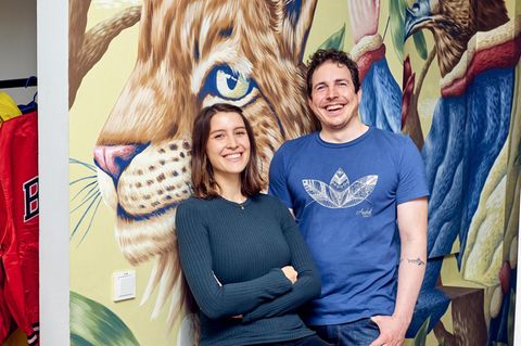 Hannah Emde, 29, und Jannes Vahl, 40  Auf einer Veranstaltung für Geflüchtete haben sich die beiden kennengelernt, seitdem arbeiten sie zusammen an Projekten. Ihr Ziel: die Dinge besser machen, als sie sind. Emdes Passion gilt dabei vor allem bedrohten Arten, die Tiermedizinerin verbringt einen Großteil des Jahres mit Forschungsarbeit weit weg von Deutschland. Vahl kümmert sich von Hamburg aus um die Finanzierung des gemeinsam gegründeten Vereins und engagiert sich zudem mit einem weiteren Verein in seiner Stadt. Sein Rezept gegen Missstände: Party, Musik, gute Laune. "Damit finanzieren wir alles Mögliche, sei es ein Mittagstisch für Kinder, denen es nicht so gut geht, oder für Obdachlose"