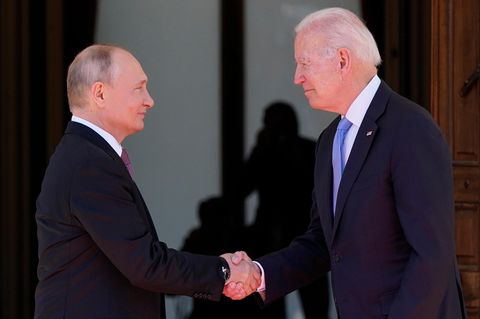 Wladimir Putin (l.) und Joe Biden schütteln sich die Hand