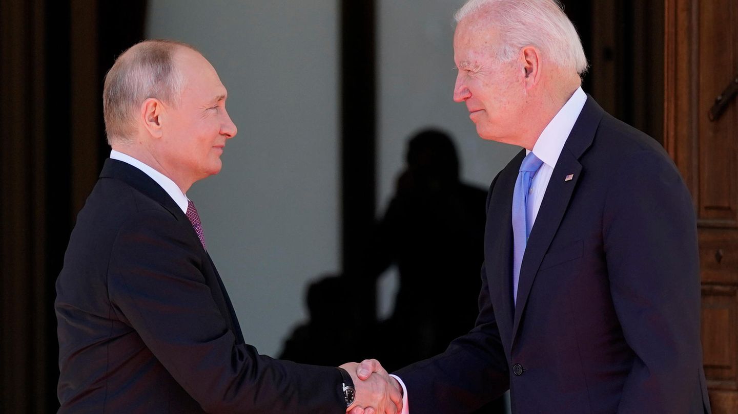 Wladimir Putin (l.) und Joe Biden schütteln sich die Hand