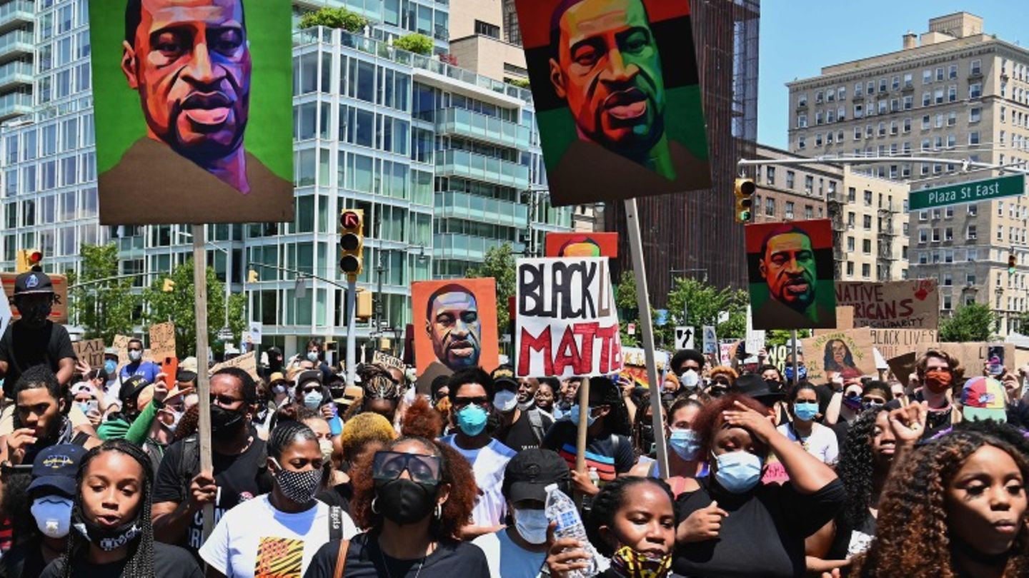 Menschen demonstrieren zu "Juneteenth"