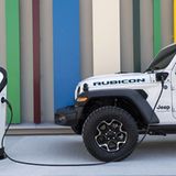 Der Jeep Wrangler 4xe Rubicon kann mit bis zu bis zu 7,4 Kilowattstunden laden