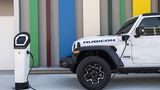 Der Jeep Wrangler 4xe Rubicon kann mit bis zu bis zu 7,4 Kilowattstunden laden