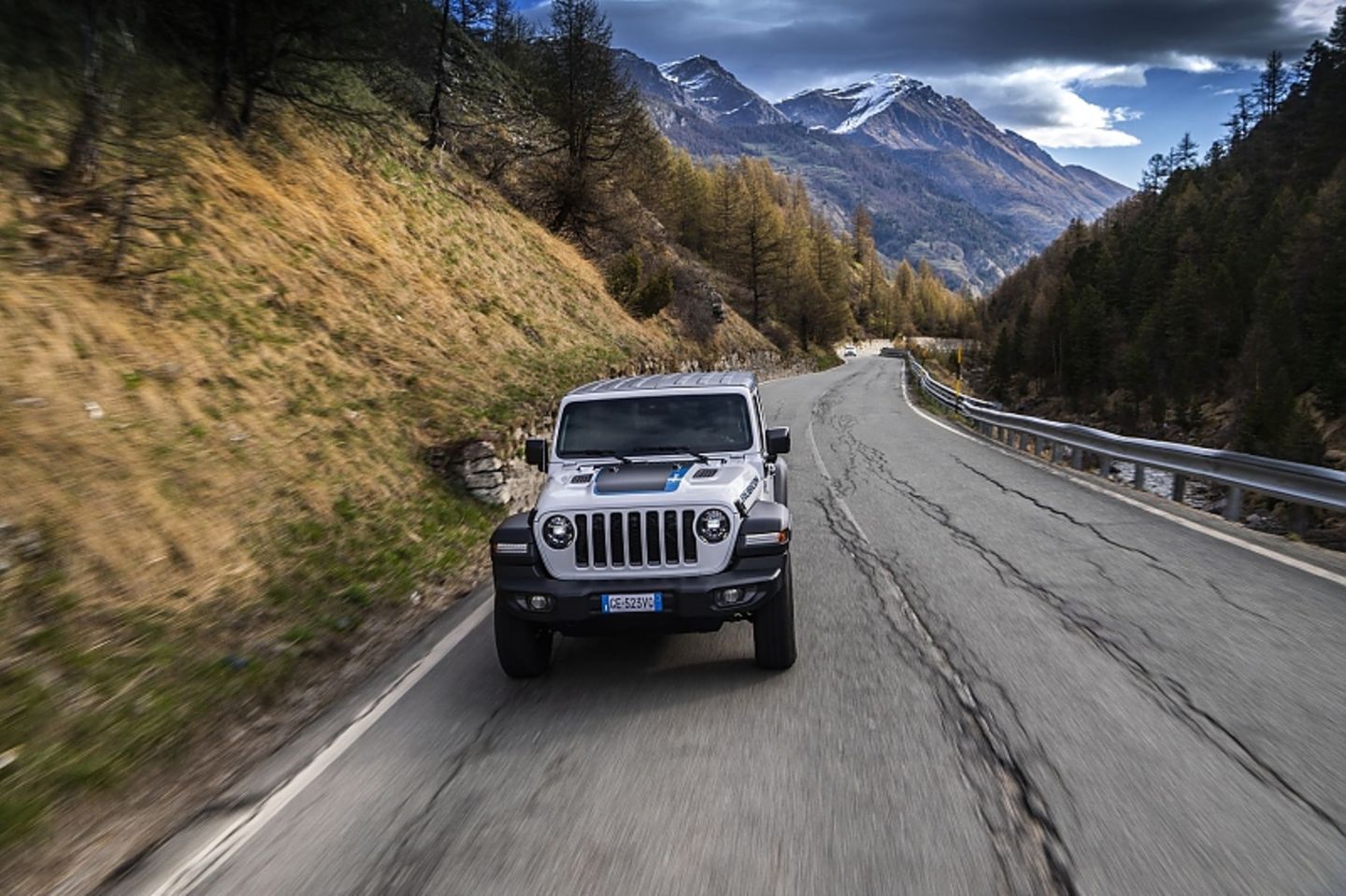Auch auf der Autobahn kann der Wrangler 4xe mithalten