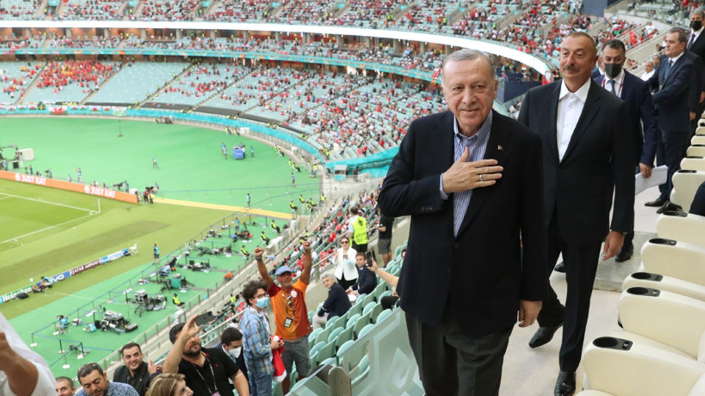 Da haben alle Gebete und patriotischen Gesten nichts gebracht: Der türkische Präsident musste erleben, wie die Türkei gegen Wales verlor. 