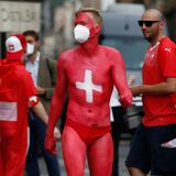 Fast könnte man glauben, der Mann in Rot ist komplett nackt. Aber der Schweizer Fan trägt noch eine Badehose. Ein Hingucker ist er auf jeden Fall.