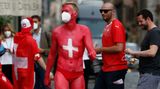 Fast könnte man glauben, der Mann in Rot ist komplett nackt. Aber der Schweizer Fan trägt noch eine Badehose. Ein Hingucker ist er auf jeden Fall.