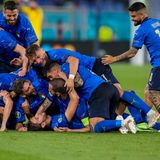 Eine richtige Rasselbande. Die Italiener werden wahrscheinlich Europameister werden, so eng wie der Zusammenhalt in der Mannschaft ist. 