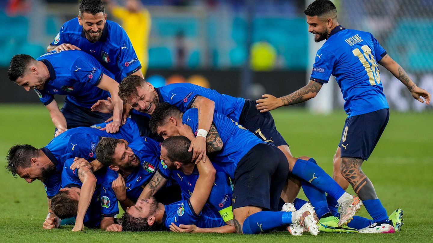 Eine richtige Rasselbande. Die Italiener werden wahrscheinlich Europameister werden, so eng wie der Zusammenhalt in der Mannschaft ist. 